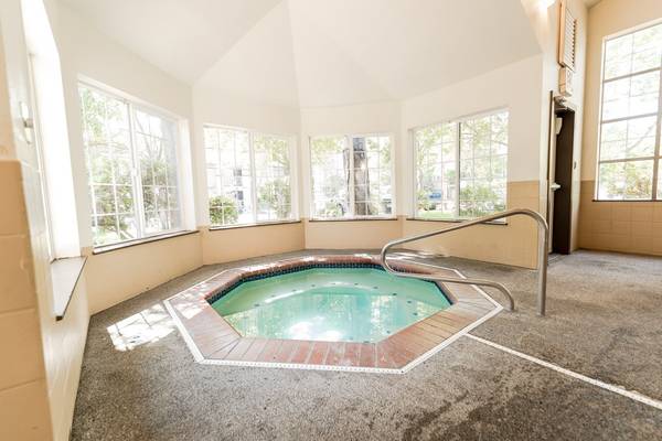 $2,037 / 2br - 915ft2 - Outdoor Pool & Spa, 2bd 1ba, Located in Kent (25102 62nd Avenue South, Kent, WA)63814735852547123