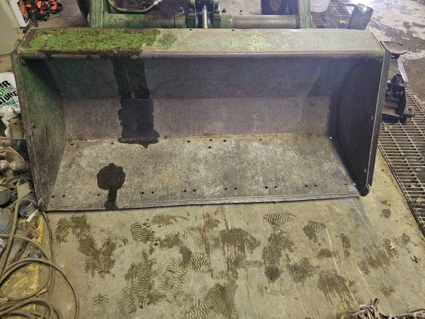 Johndeere loader bucket off 37 loader 1