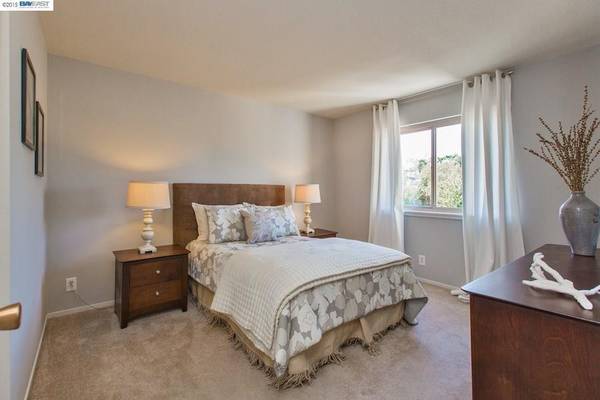 $4,700 / 4br - 1141 Verdemar Dr - 4 bedroom | 2.5 bathroom | Townhouse (alameda)63880014274561123