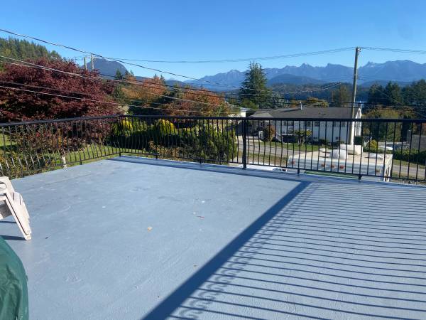 3 Bedroom 1.5 Bath Furnished Unit with sweeping views of Howe Sound 2