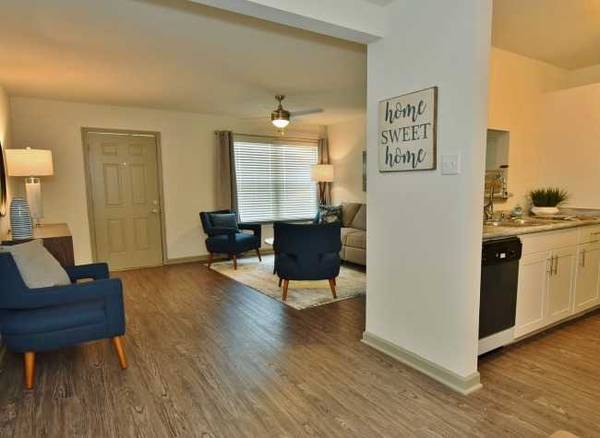 $1,249 / 3br - LIVE IN LUXURY AT REDUCED PRICES WITH SEPTEMBER AND OCTOBER FREE!!!!63902941144195124