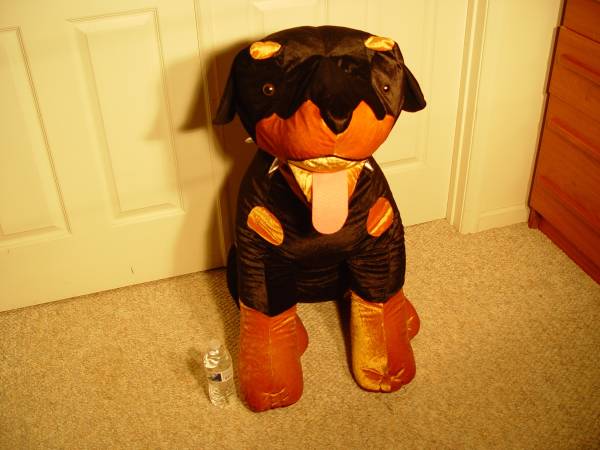 Cachorro Rottweiler, animal de peluche gigante - $10 (Herndon)63471146652803121