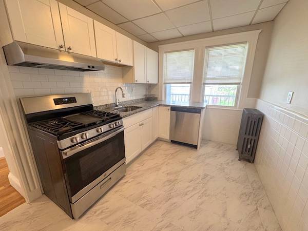 $2,200 / 2br - Large 2Bed Includes Parking, Private Laundry, Updated Kitchen, HWF (Everett)63996692978690120