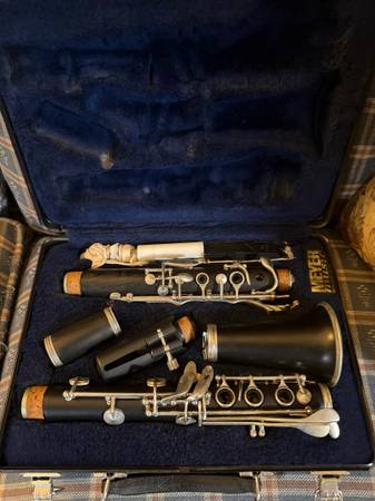 Selmer CL200 Bb Clarinet + Vandoren B45 Mouthpiece w Case, Ligature, R 1