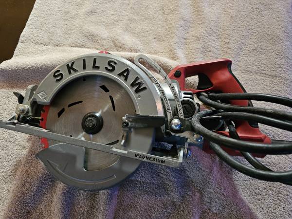 Skilsaw Magnesium Lightweight Worm Drive Circular Saw 7 1/4in. 15 Amp 1