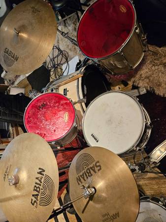 5 piece Pearl export drum set from 1990s w hardware and cymbals 1