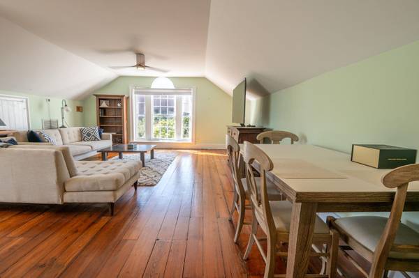 $1,320 / 1br - 1037ft2 - Don't miss your opportunity to preview this charming 3rd floor unit64016104792066122