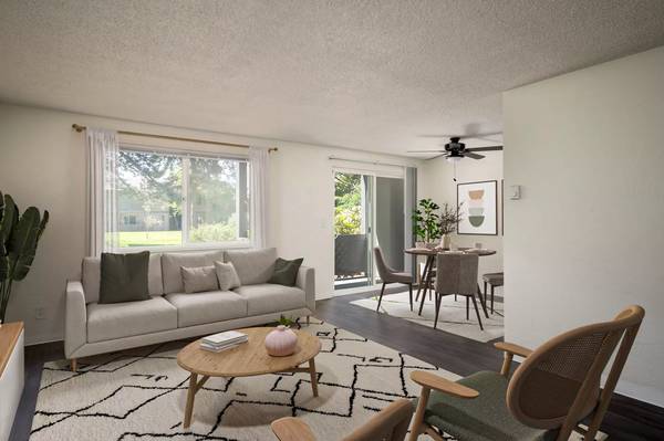 $1.515 / 2 habs - 855 pies² - ¡Habitación de dos camas renovada con chimenea y alquiler reducido! Solicita ahora! (Springfield - North Springfield)63373544026627123