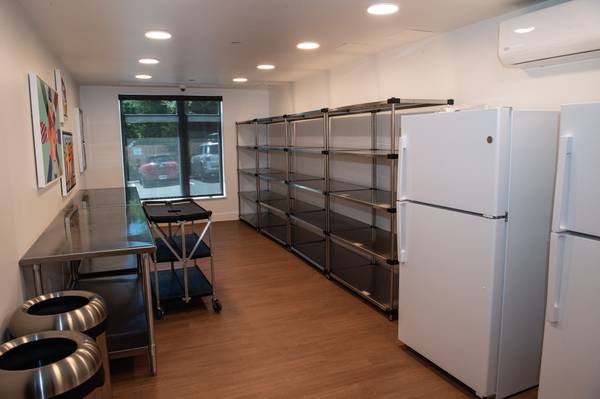 $1,265 Window Coverings, Air Conditioning, Art Space (9660 SW Greenburg Rd, Tigard, OR)63831465333377123