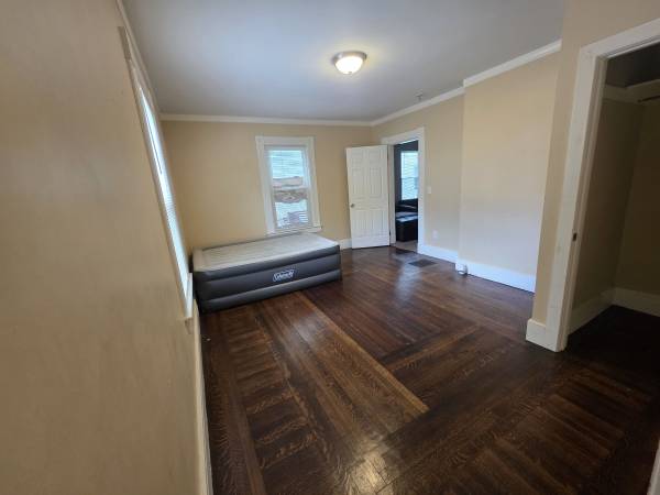 $900 / 5br - 200ft2 - Room for rent W/private bathroom (Springfield)64017046757377121