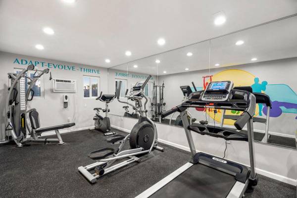 $2,390 / 2br - 817ft2 - Electronic Thermostat, Common Area with Pergola, Carport (Located near CA-91 and near downtown Riverside)64028081273347120