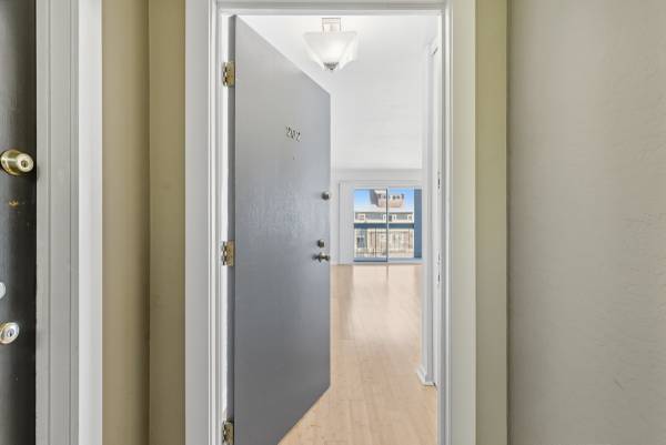 $2,695 / 2br - Private Corner 2Bdr w/ Private Balcony! Piedmont Border!! (oakland piedmont / montclair)63946805221250122