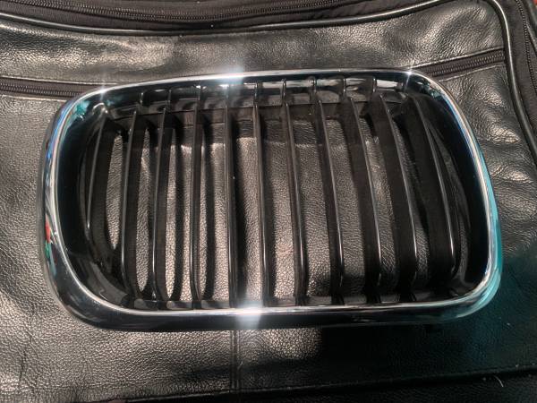 BMW PARTS- E36 RIGHT KIDNEY GRILLE 1