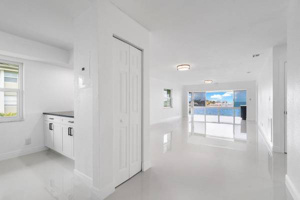 $409.900 / 2 hab - 1194 pies² - *** Hermoso condominio frente al canal intracostero - Qué vista *** (Riviera Beach)63379686167171121