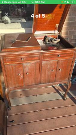 Antique phonograph record player 1