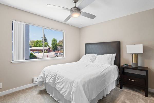 $3,005 / 1br - 816ft2 - Amplios armarios empotrados más almacenamiento adicional disponible para alquilar (campbell)63880017181187121