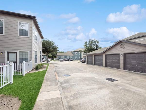 $1,478 / 3br - 1240ft2 - Lush Green Landscaping, Window Coverings, Picnic Area With BBQ Grill (Houston)63906680210050121
