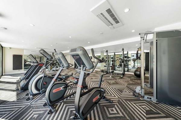 $2,295 / 1br - 682ft2 - Gated Community, Elevator, Public Parks Nearby (Sherman Oaks near the Sherman Oaks Galleria)63701185765379120