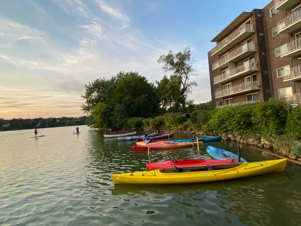 $1,350 / 2br - Two Rooms in a beautifal pond view condo (Arlington)63863134733953123