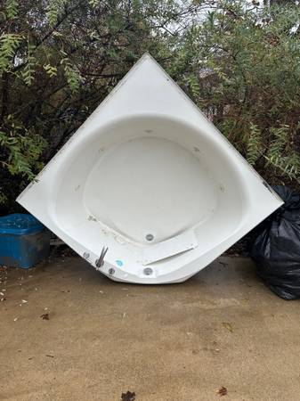 Extra large jacuzzi tub with faucet 1