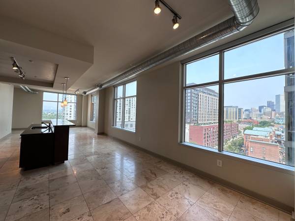 *8 Weeks Free!* Beautiful Classic Condo Home Downtown ~ Available now! 1