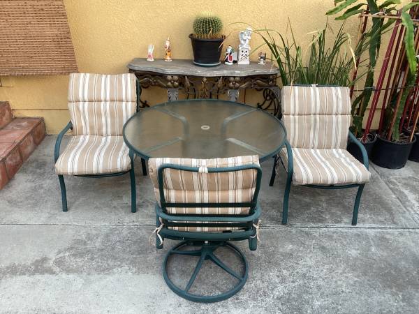 Tropitone Round Patio Table & 3 Chairs Set 1