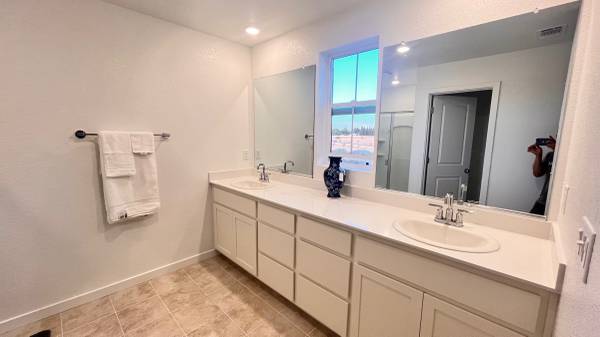 $3,450 / 3br - Fully furnished 3 bed 2.5 bath new built house next to walking trail (Sacramento)64043668510849123
