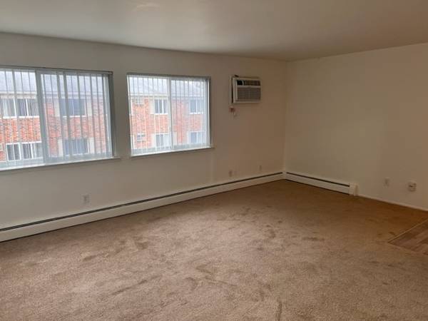 $1,180 / 1br - 800ft2 - Beautiful 1 bed near DTW Royal Oak (Royal Oak)64018940870019122