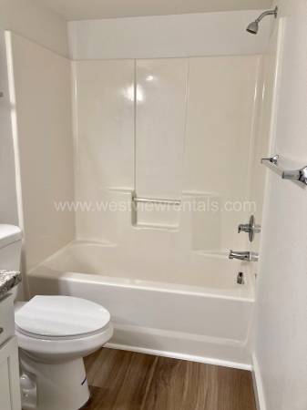 $2,550 / 3br - 1100ft2 - Broadway #401 | Unidad en Piso Superior, Esquina de 3 Dormitorios/2 Baños (Happy Valley)63920957981314124