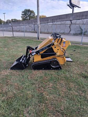 NEW COMPACT MINI SKID STEER – 23HP RATO ENGINE 1