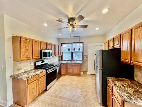 $1200.00 / 3br - Upper - 3 bedroom, 1 bath for rent63813311853827123