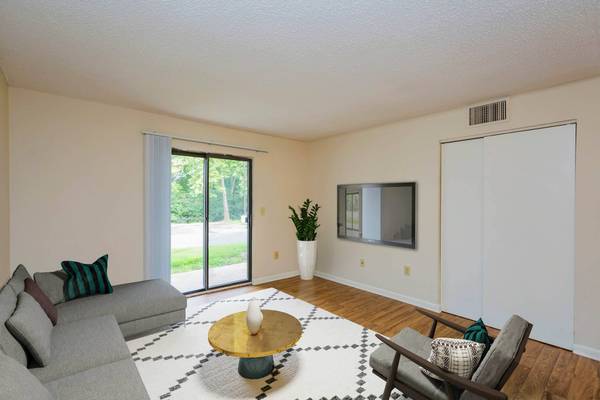 $1,429 / 2br - 918ft2 - Bright and beautiful 2 bed / 1 bath! Don't wait to call us home! (Hendersonville)63680393760769121