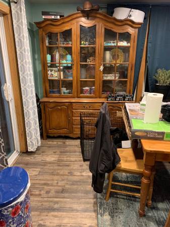 Ethan Allen China hutch 1