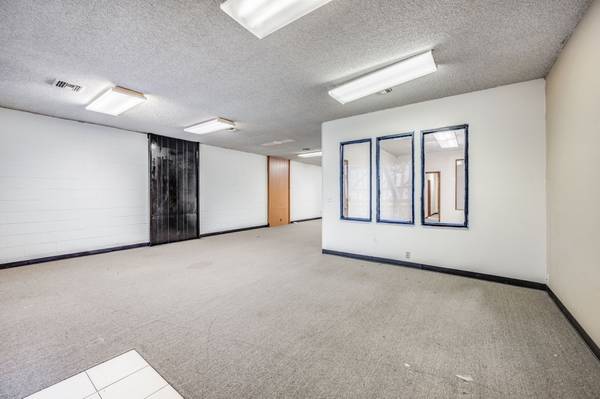 $1,900 / 1500ft2 - GREAT SPACE FOR LEASE!! 1500ft2 - ONLY $1,900 / MONTH! (AUBURN)64031137342594123