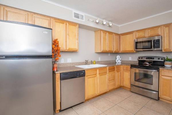 $1,195 / 2br - 825ft2 - A/C, Fully Equipped Kitchens, Covered Parking, Eat-in Kitchen (Phoenix)64024994795009120