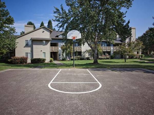 $1,766 / 2br - 868ft2 - Ventilador de techo, mesa de picnic, salón social, estacionamiento cubierto (Tualatin)63841707187203122