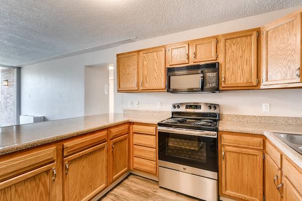 $1,499 / 2br - Sweater Weather Starts Here! Cozy Apartments Available Now! (Englewood)63973505522050121