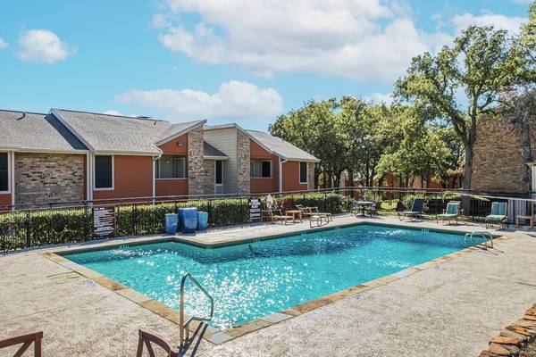 $1,299 / 2br - 993ft2 - Move-In Magic This Fall (1400 Shady Ln, Bedford, TX)63846411347329122