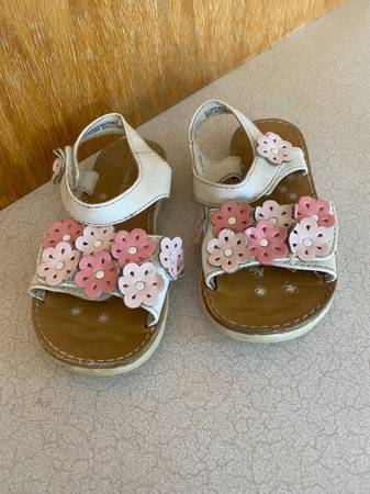 Girls White Sandals With Pink Flowers 1