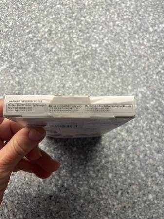 NEW IN BOX BONE Run Tie Running Buddy XL (for Cell Phones) - $15 (North Andover, MA)63443147879683124