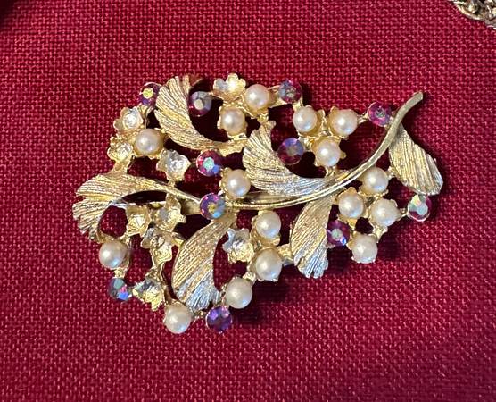 Vintage Rhinestone Leaf Brooch/Pin 1