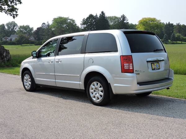 2010 Chrysler Town  Country 4dr Wgn LX *Ltd Avail* - $12,497 (MJ Auto Hartford)63613834204545124