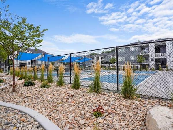 $2,070 / 3br - 1350ft2 - Estacionamiento Cubierto, Cocina Totalmente Equipada, Almacenamiento Adicional (4422 S. Muirfield Dr. Millcreek Utah 84124)63674190802563122