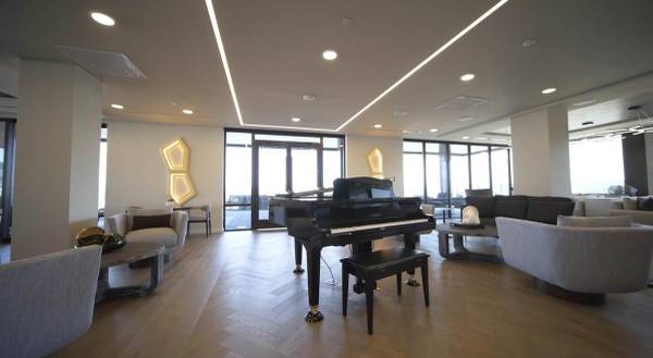 $1,575 / 1br - 616ft2 - ¡Déjese mimar con lujo: vistas de ático, sala club y ofertas exclusivas! (Downtown Portland)63831607719425123