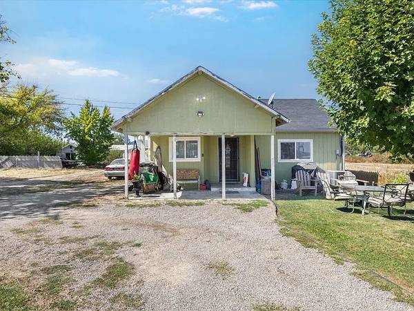 $360,000 / 4br - 1758ft2 - Beautifully Updated Home with Gourmet Kitchen & Double Family Rooms! (Medford)64318775845377121