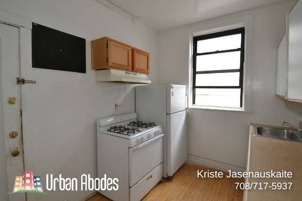 $2,695 / 3br - 1100ft2 - 3 Bedroom, 1 Bath in Wrigleyville  $300 off First Months Rent (Wrigleyville)63781655019139122