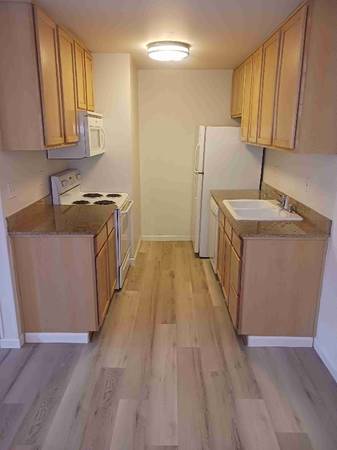 $1475.00 / 1br - 682ft2 - Lower Level Unit w/ Nature Surroundings!  NEW tub/shower remodel compl63900308614274122