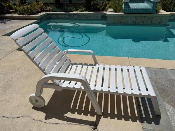 USED POOL CHAISE LOUNGES 1