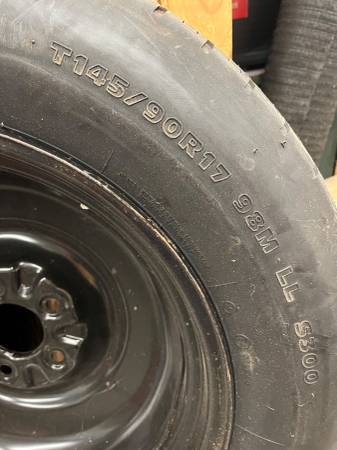 Neumático de repuesto, Hankook T145/90R17 - $40 (Chester, NH)63471426409985122
