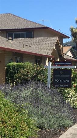 $2,300 / 2br - 765ft2 - Upstairs Unit In A Great Location With a Pool Close To Sonoma Square (sonoma)63933766639746121